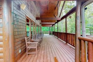 een veranda van een hut met stoelen en ramen bij The Lodge at Wears Valley in Sevierville