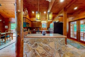 een keuken met een stenen eiland in een hut bij The Lodge at Wears Valley in Sevierville