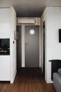 a hallway with a door leading to a room at RiW Małe Swory - Domek pływający Houseboat in Małe Swornegacie