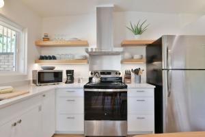 A kitchen or kitchenette at Moab Inn Towner #4 - Heart of Downtown