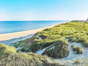 una playa de arena con el océano en el fondo en 18 person holiday home in Ulfborg, en Ulfborg