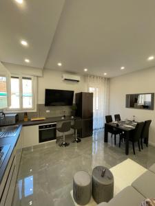 eine Küche und ein Wohnzimmer mit einem Tisch und Stühlen in der Unterkunft LuxuryBnBo in Bologna