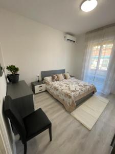 um quarto com uma cama grande e uma cadeira em LuxuryBnBo em Bolonha
