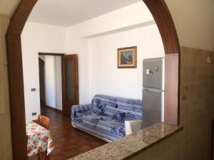ein Wohnzimmer mit einem Sofa und einem Spiegel in der Unterkunft Appartamento Da Monica in Mirto