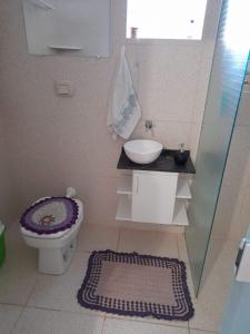 a bathroom with a toilet and a sink at Casa Oma Loni in Pomerode