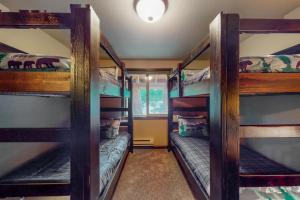 Tempat tidur susun dalam kamar di Bearfoot Lodge