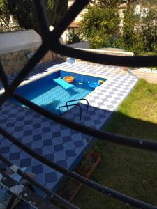 una vista aérea de una piscina en un patio en Amsa aqua villa, en Tetuán