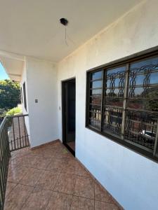 リオ・ベルデにあるResidencial Berakahの窓とドアのあるバルコニー付きの客室です。