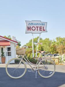 ein Fahrrad, das vor einem Motelschild parkt in der Unterkunft Farmhouse Paso in Paso Robles