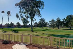 een hek voor een golfbaan bij Sunshine Retreat in Sun Lakes