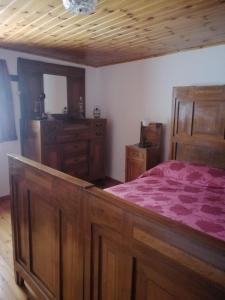 1 dormitorio con cama de madera y armarios de madera en La Ville CIR 00002, en Allein