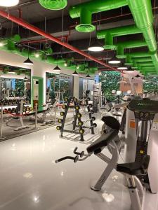 un gimnasio con muchas cintas de correr y máquinas en Luxury Almalqa شقة فاخرة الملقا en Riad