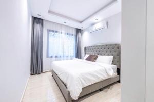 Un dormitorio con una cama grande y una ventana en Luxury Almalqa شقة فاخرة الملقا en Riad