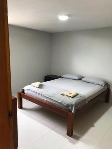 1 dormitorio con 1 cama en una habitación en Apartamento 10c Edf.Playa, en Santa Marta