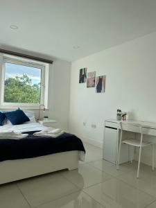 Kama o mga kama sa kuwarto sa 3 Bed Cozy Apartment - next to Leeds City Centre & University