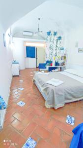 ein Schlafzimmer mit einem großen Bett und einem roten Backsteinboden in der Unterkunft Loft Monteoliveto by NapulitanDream in Neapel