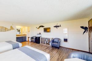 a hotel room with two beds and a kitchen at The Lamplighter Inn - Crab Shack and Whale Watching in Bandon +12 photos