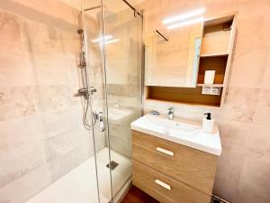y baño con ducha acristalada y lavamanos. en Charmant T2 au cœur de Bourges en Bourges