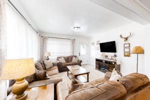 ein Wohnzimmer mit einem Sofa und einem TV in der Unterkunft Moose Haven in Garden City
