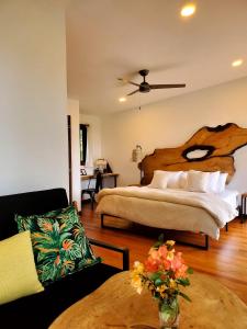 Yumas Riverfront Lodge في سان إجناسيو: غرفة نوم بسرير وطاولة واريكة