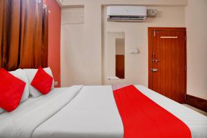 Postel nebo postele na pokoji v ubytování Hotel O Sudipti Resort + 32 fotografií