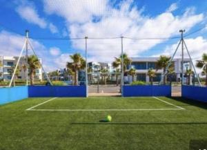 Tenis a/nebo squash v ubytování Appartement pieds dans l’eau Tamaris nebo okolí
