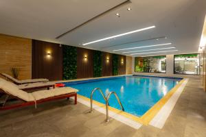 a large swimming pool in a hotel room at Luxury Almalqa شقة فاخرة الملقا in Riyadh