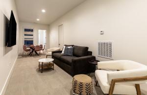 uma sala de estar com um sofá e cadeiras em Villa 27 - 4 Bedroom Townhome! Pool and Hot Tub! em St. George