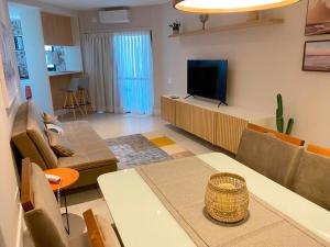 Televízia a/alebo spoločenská miestnosť v ubytovaní Apartamento novíssimo Copacabana