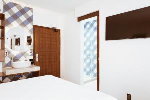 TV a/nebo společenská místnost v ubytování Nuxká Hotel