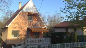 ザラカロシュにあるDóra Apartmanház Zalakarosのポーチとバルコニー付きの家