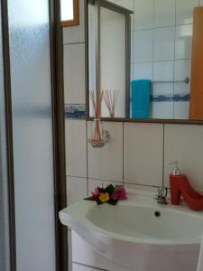 Uma casa de banho em Hostal Makohe Rapa Nui
