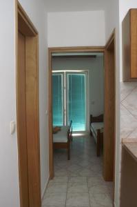 Postel nebo postele na pokoji v ubytování Apartments by the sea Zubovici, Pag - 4130