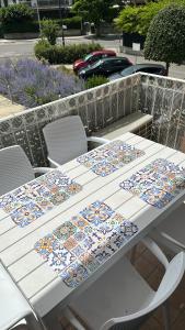 uma mesa de piquenique com azulejos coloridos em Conero Casa - Marcelli di Numana in Piazzale Eolie 6 em Marcelli