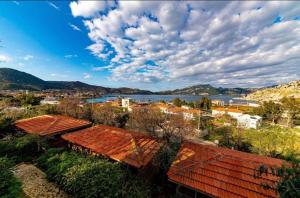 Blick auf eine Stadt mit einem Fluss und Gebäuden in der Unterkunft Palmira Selimiye in Marmaris