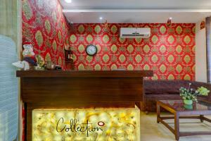 een woonkamer met een bank en een klok aan de muur bij Super Collection O 81263K Riddhi Grand in Lucknow