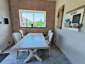 a table and chairs in a room with a window at Alegria rustica in Envendos