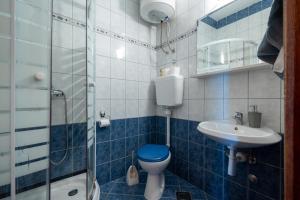 baño azul y blanco con aseo y lavamanos en Apartments with a parking space Mandre, Pag - 16836, en Mandre