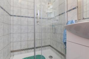 ein Bad mit einer Dusche und einem Waschbecken in der Unterkunft Studio Duce 13694a in Omiš