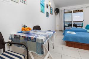 ein Zimmer mit einem Tisch und einer Schüssel Orangen darauf in der Unterkunft Studio Duce 13694a in Omiš
