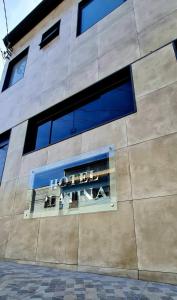 ジュイス・デ・フォーラにあるHotel Platinaの窓側の建物