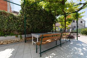 Vonkajšia záhrada v ubytovaní Apartments by the sea Duce, Omis - 13694