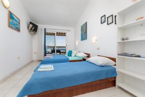 Duas camas num quarto com vista para o oceano em Apartments by the sea Duce, Omis - 13694 em Omiš