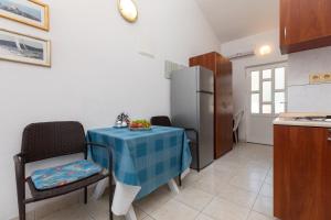 Kuchyňa alebo kuchynka v ubytovaní Apartments by the sea Duce, Omis - 13694