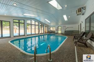 una gran piscina en un edificio con ventanas en 2BR Penthouse Condo - 2 Pools - Close to the Strip - FREE TICKETS INCLUDED - FHE-17 en Branson