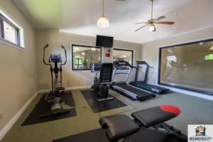 Fitness centrum a/nebo fitness zařízení v ubytování 2BR Penthouse Condo - 2 Pools - Close to the Strip - Stairs Required - FREE TICKETS INCLUDED - FHE-17