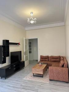 a living room with a couch and a coffee table at Appartement du Sacré cœur in Alger