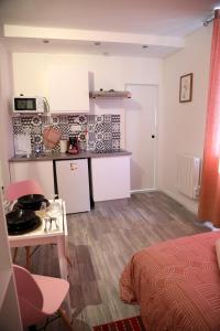 una piccola cucina con tavolo e piano di lavoro di Venus a Saint-Quentin
