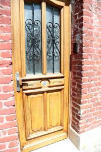 una porta in legno su un edificio in mattoni con finestra di Venus a Saint-Quentin