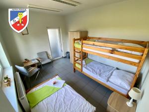 מיטה או מיטות קומותיים בחדר ב-Pokoje Astra